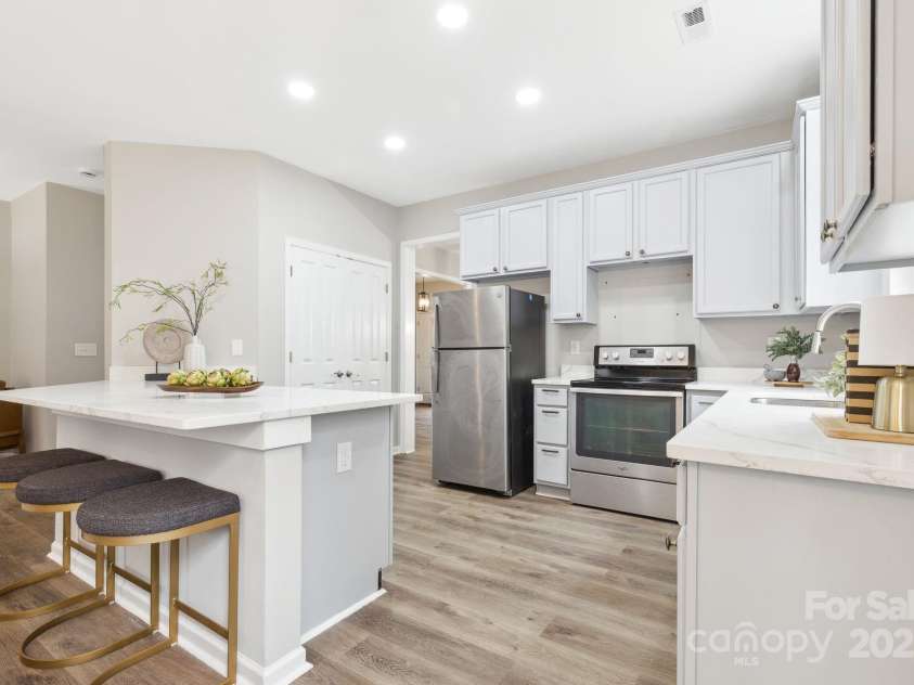 4827 Eaves Lane, Charlotte, NC 28215.  MLS# CAR4210664, YatesRealty ID 1743. 