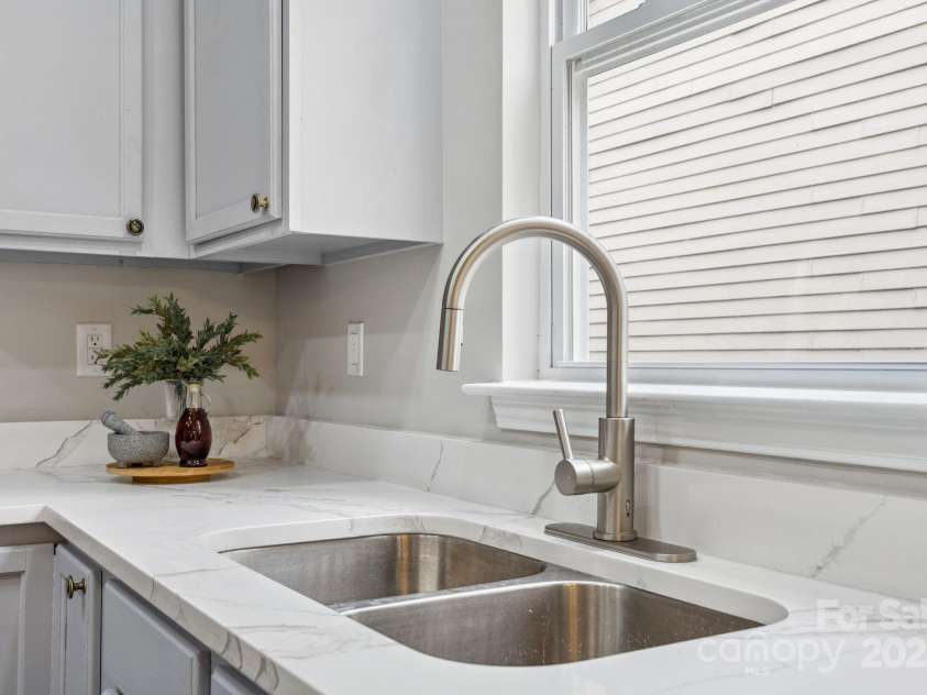 4827 Eaves Lane, Charlotte, NC 28215.  MLS# CAR4210664, YatesRealty ID 1743. 