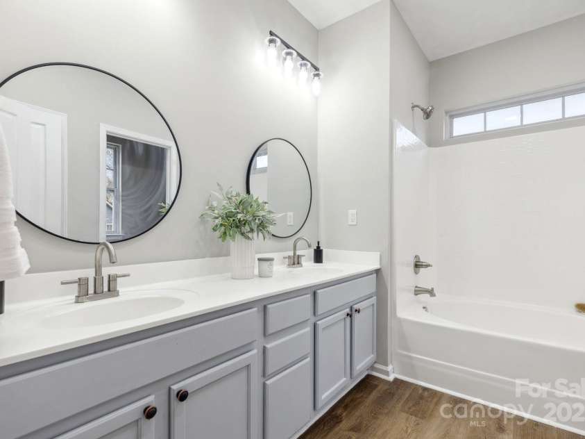 4827 Eaves Lane, Charlotte, NC 28215.  MLS# CAR4210664, YatesRealty ID 1743. 