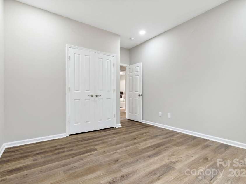 4827 Eaves Lane, Charlotte, NC 28215.  MLS# CAR4210664, YatesRealty ID 1743. 