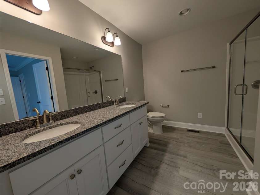 4184 Saltwood Drive, Hickory, NC 28602.  MLS# CAR4376897, YatesRealty ID 17430. Double Vanity Master Bath