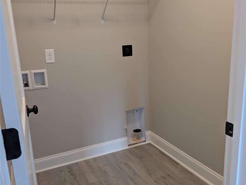 4184 Saltwood Drive, Hickory, NC 28602.  MLS# CAR4376897, YatesRealty ID 17430. Laundry Room