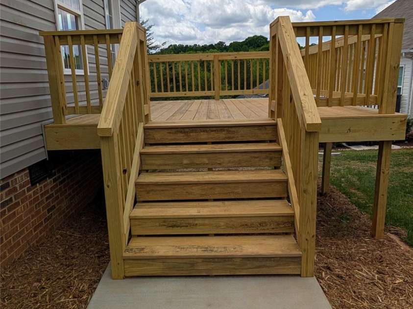 4184 Saltwood Drive, Hickory, NC 28602.  MLS# CAR4376897, YatesRealty ID 17430. Rear Deck