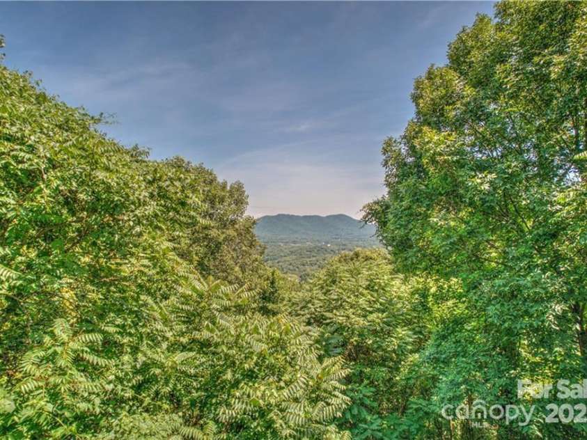 418 Windswept Drive, Asheville, NC 28801.  MLS# CAR4225274, YatesRealty ID 17433. Beautiful Mountain Views