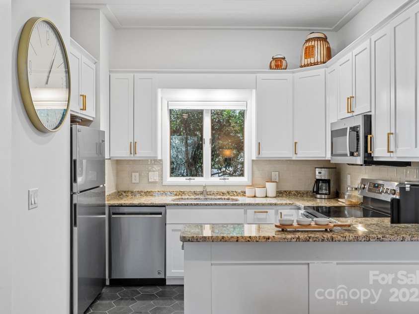 418 Windswept Drive, Asheville, NC 28801.  MLS# CAR4225274, YatesRealty ID 17433. Granite Countertops and Stainless Steel Appliances