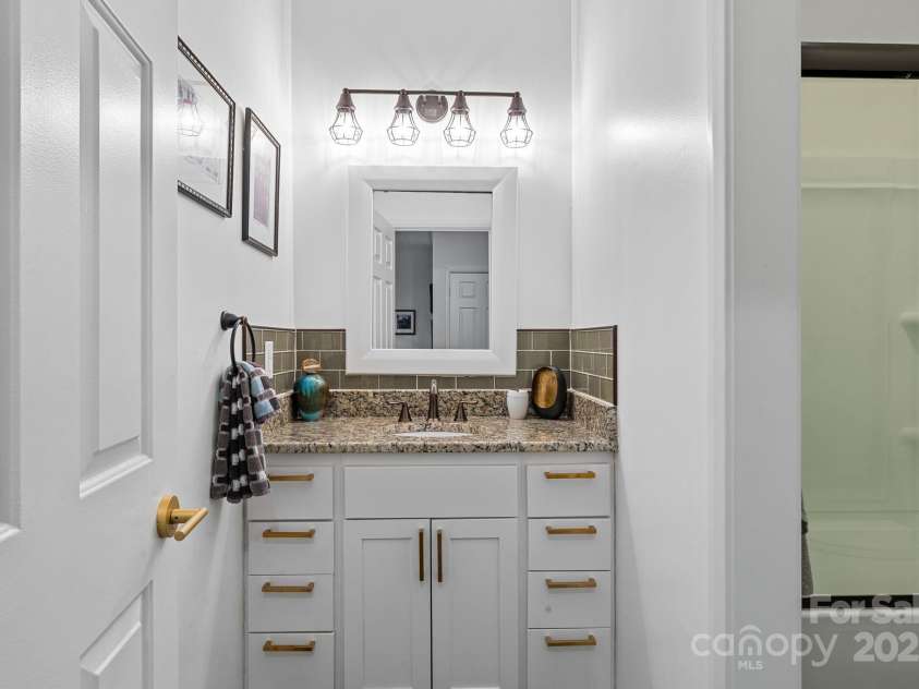 418 Windswept Drive, Asheville, NC 28801.  MLS# CAR4225274, YatesRealty ID 17433. Shared Hall Bathroom