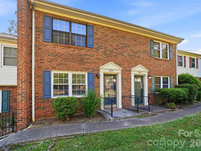 8846 Hunter Ridge Drive, Charlotte, NC 28226.  MLS# CAR4376839, YatesRealty ID 17433. Front of Building 