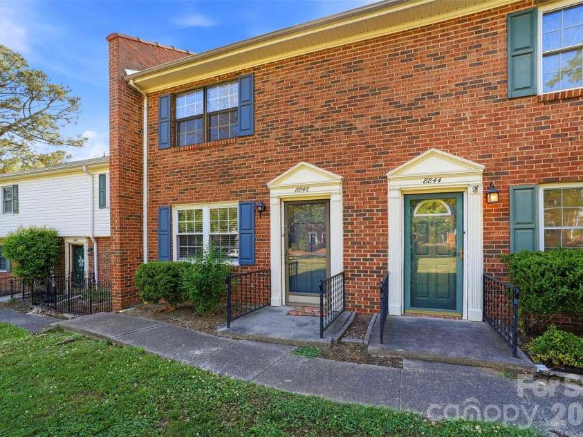 8846 Hunter Ridge Drive, Charlotte, NC 28226.  MLS# CAR4376839, YatesRealty ID 17433. Front of Building