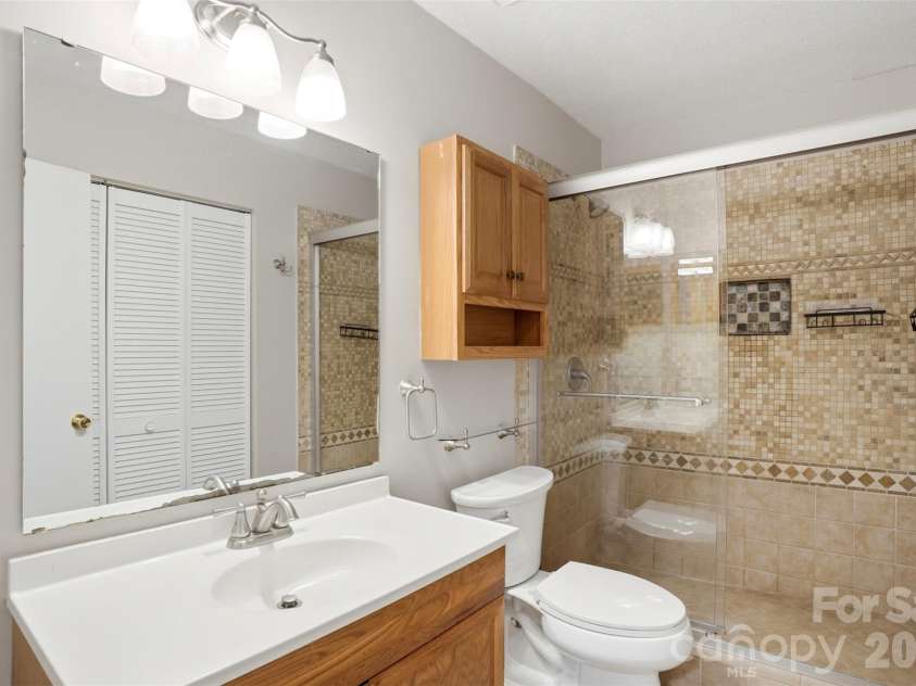 8846 Hunter Ridge Drive, Charlotte, NC 28226.  MLS# CAR4376839, YatesRealty ID 17433. Full Bathroom - upper level