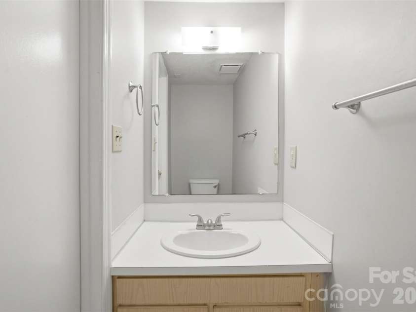 8846 Hunter Ridge Drive, Charlotte, NC 28226.  MLS# CAR4376839, YatesRealty ID 17433. Half bath - main level