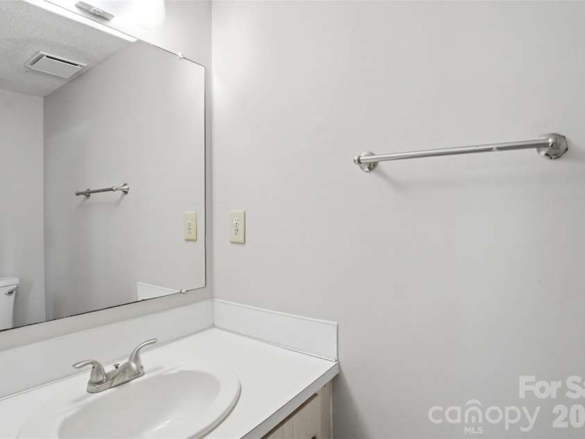 8846 Hunter Ridge Drive, Charlotte, NC 28226.  MLS# CAR4376839, YatesRealty ID 17433. Half bath - main level 