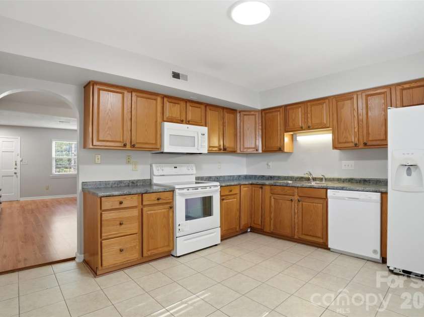 8846 Hunter Ridge Drive, Charlotte, NC 28226.  MLS# CAR4376839, YatesRealty ID 17433. Kitchen - main level