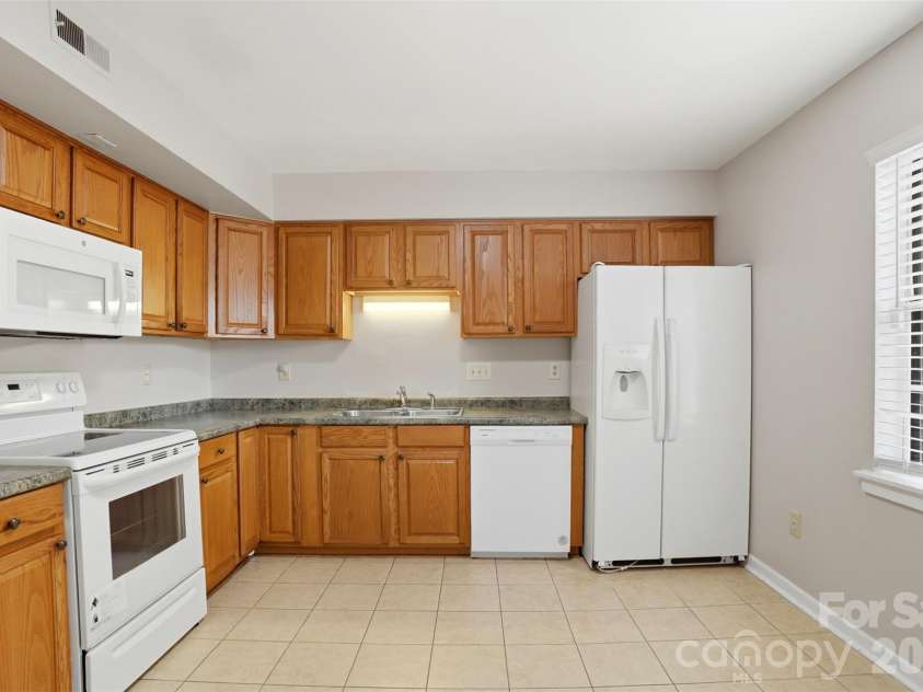 8846 Hunter Ridge Drive, Charlotte, NC 28226.  MLS# CAR4376839, YatesRealty ID 17433. Kitchen - main level 