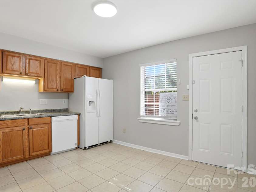 8846 Hunter Ridge Drive, Charlotte, NC 28226.  MLS# CAR4376839, YatesRealty ID 17433. Kitchen - main level 