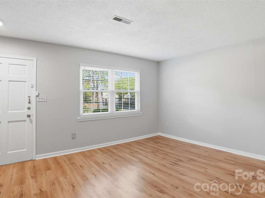 8846 Hunter Ridge Drive, Charlotte, NC 28226.  MLS# CAR4376839, YatesRealty ID 17433. Living room - main level 
