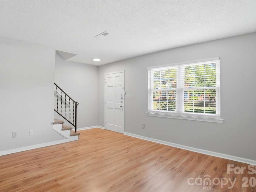 8846 Hunter Ridge Drive, Charlotte, NC 28226.  MLS# CAR4376839, YatesRealty ID 17433. Living room - main level 