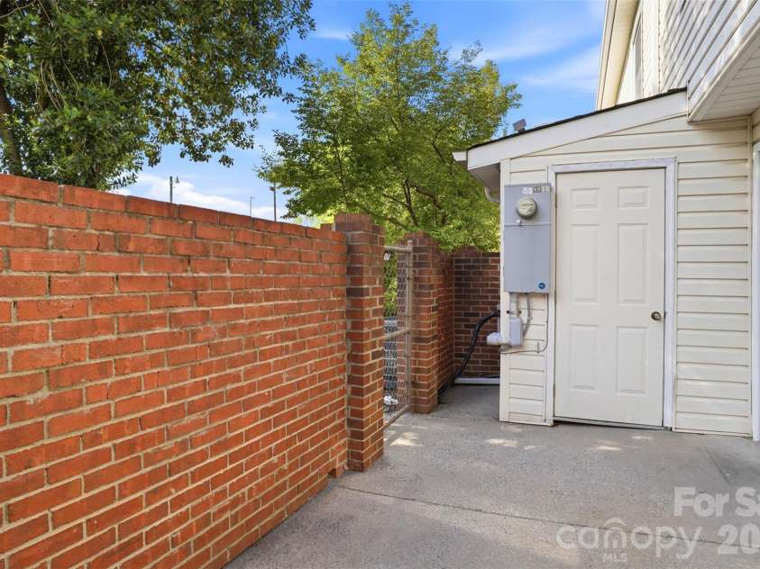 8846 Hunter Ridge Drive, Charlotte, NC 28226.  MLS# CAR4376839, YatesRealty ID 17433. Patio