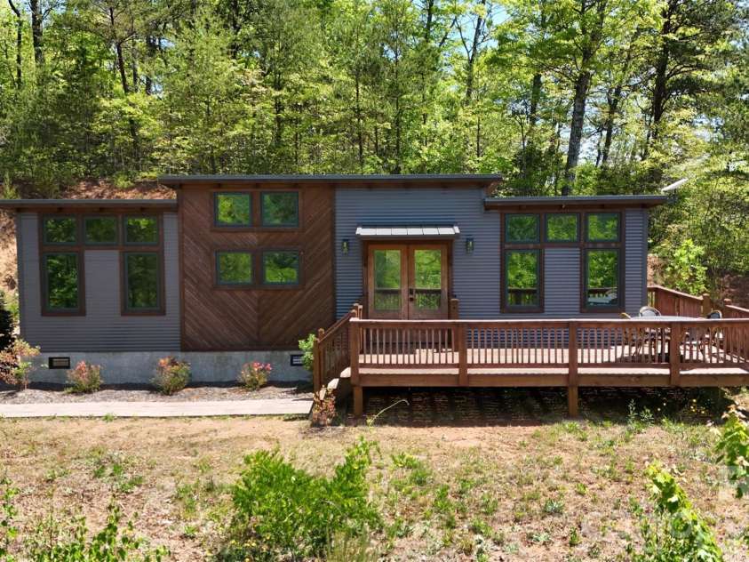 521 Duchess Drive, Sylva, NC 28779.  MLS# CAR4376889, YatesRealty ID 17434. 