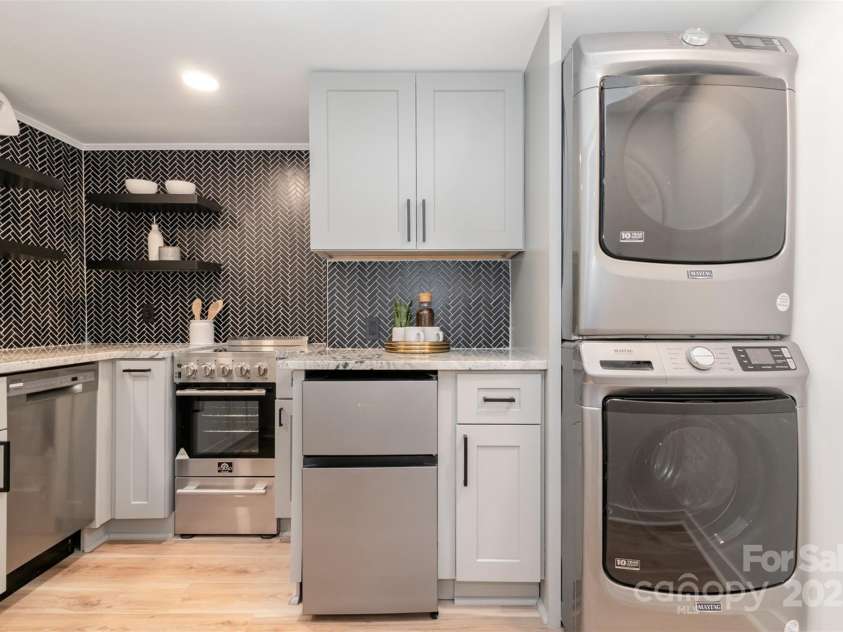 437 Chadmore Drive, Charlotte, NC 28270.  MLS# CAR4256510, YatesRealty ID 17435. Downstairs wet bar for entertaining