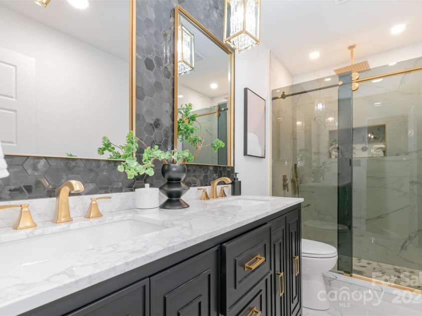 437 Chadmore Drive, Charlotte, NC 28270.  MLS# CAR4256510, YatesRealty ID 17435. Primary Bath