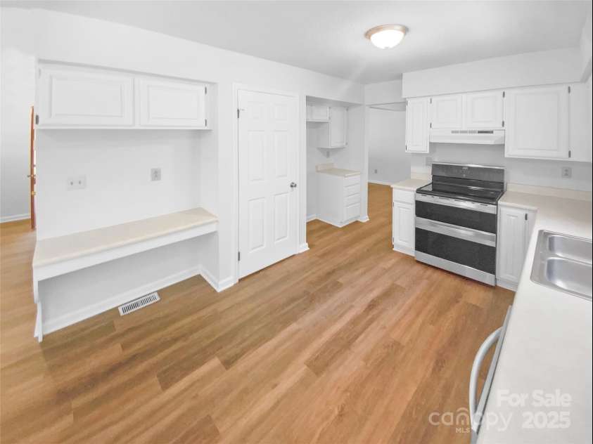 7737 Batavia Lane, Charlotte, NC 28213.  MLS# CAR4264763, YatesRealty ID 17436. 