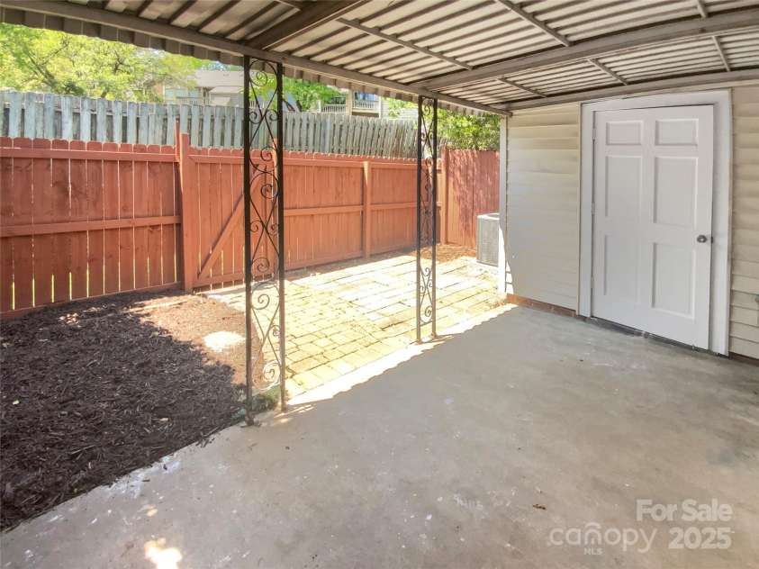 8026 Regent Park Lane, Charlotte, NC 28210.  MLS# CAR4248180, YatesRealty ID 17438. 