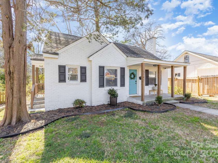 3141 Mathis Drive, Charlotte, NC 28208.  MLS# CAR4255129, YatesRealty ID 17439. 