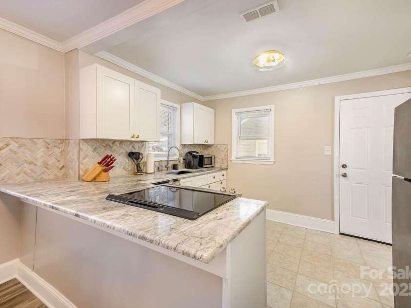 3141 Mathis Drive, Charlotte, NC 28208.  MLS# CAR4255129, YatesRealty ID 17439. 