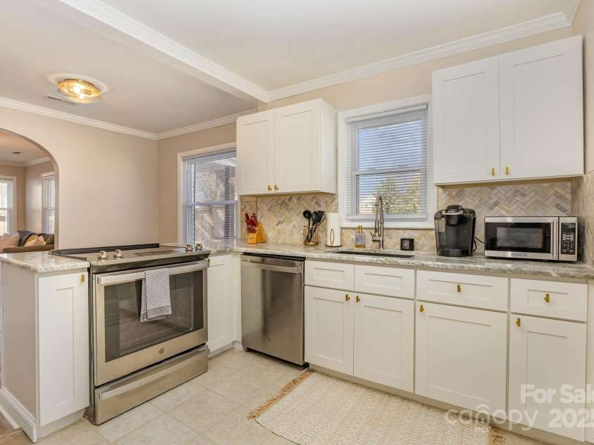 3141 Mathis Drive, Charlotte, NC 28208.  MLS# CAR4255129, YatesRealty ID 17439. 