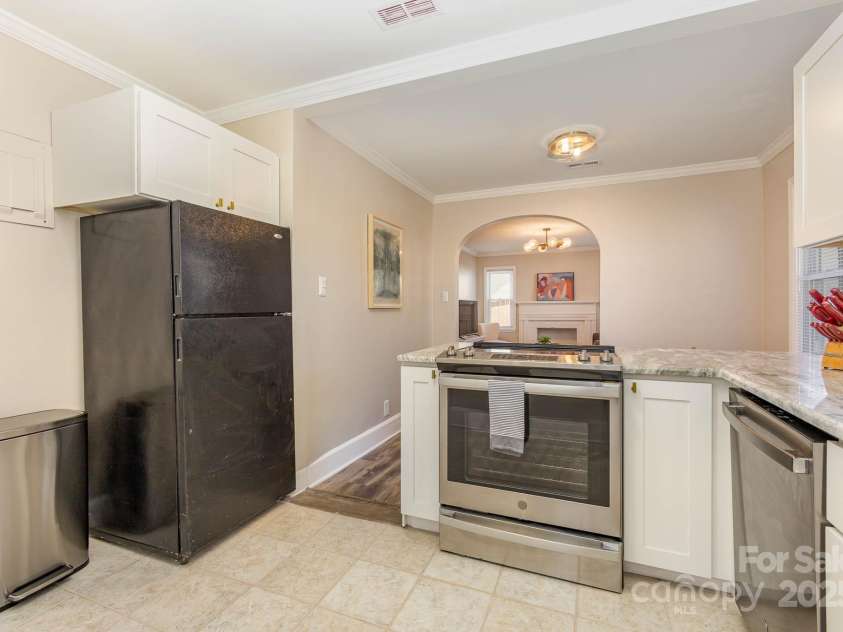 3141 Mathis Drive, Charlotte, NC 28208.  MLS# CAR4255129, YatesRealty ID 17439. 