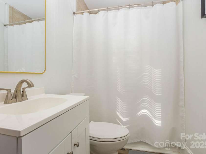 3141 Mathis Drive, Charlotte, NC 28208.  MLS# CAR4255129, YatesRealty ID 17439. 