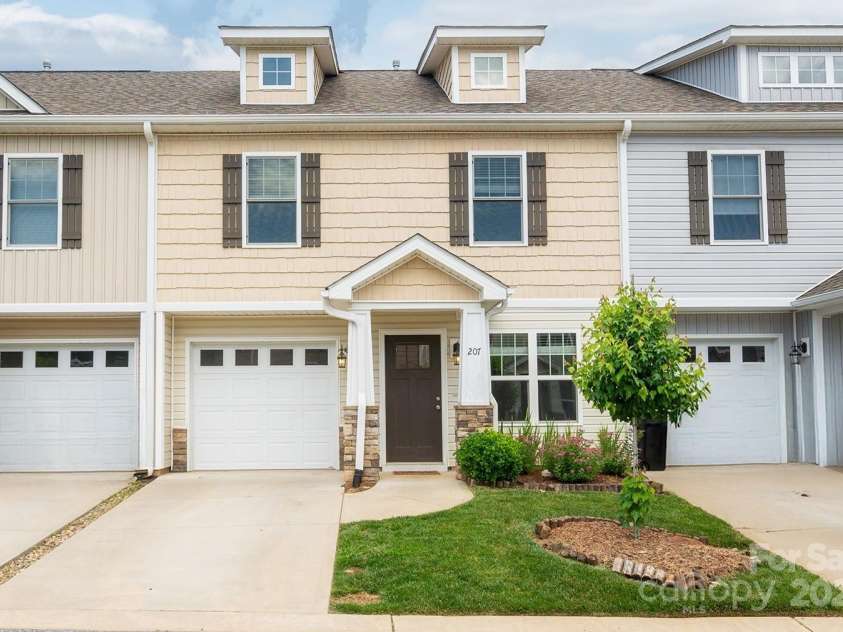 207 Stoney Point Way, Candler, NC 28715.  MLS# CAR4260849, YatesRealty ID 17441. Liberty Oaks Townhome