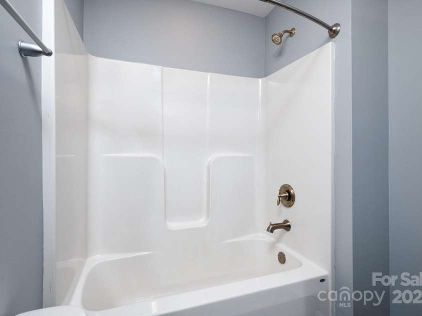 207 Stoney Point Way, Candler, NC 28715.  MLS# CAR4260849, YatesRealty ID 17441. Primary Tub and Shower