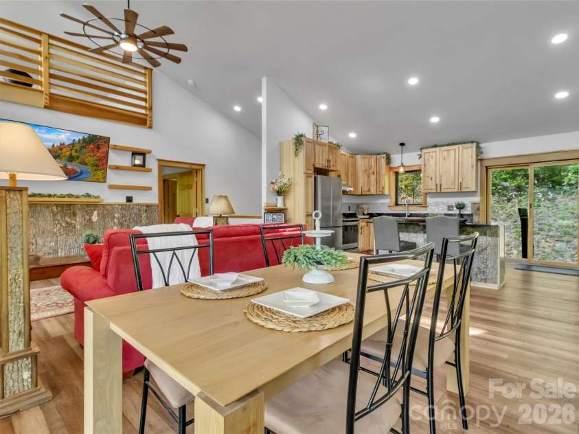 455 Chinquapin Road, Canton, NC 28716.  MLS# CAR4375378, YatesRealty ID 17441. Dining area