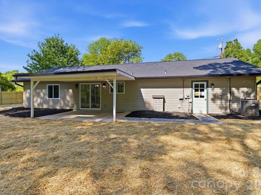 24 Sagefield Drive, Candler, NC 28715.  MLS# CAR4376875, YatesRealty ID 17444. 