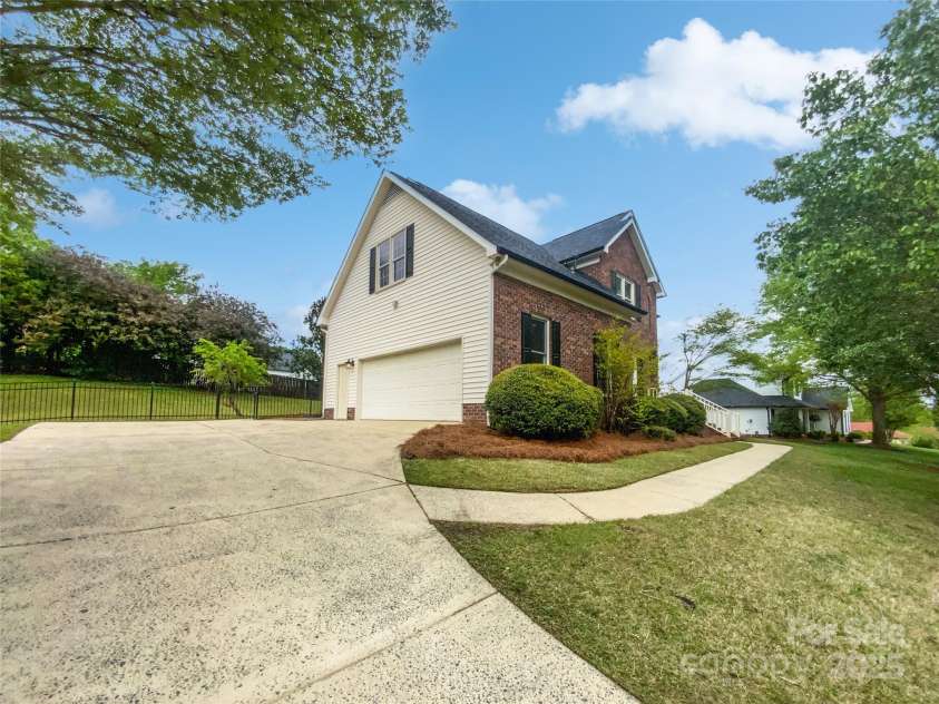 1121 Setter Lane, Concord, NC 28025.  MLS# CAR4247711, YatesRealty ID 17446. 