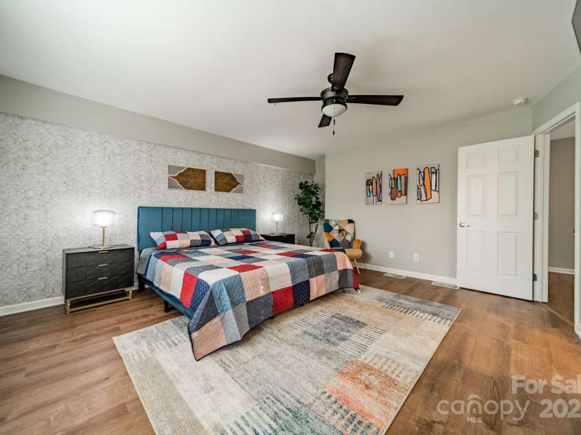 513 Graham Street, Charlotte, NC 28202.  MLS# CAR4232603, YatesRealty ID 17449. Owners Retreat