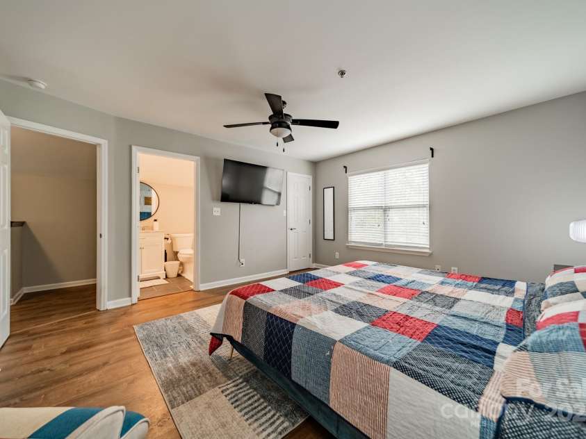 513 Graham Street, Charlotte, NC 28202.  MLS# CAR4232603, YatesRealty ID 17449. Owners Retreat