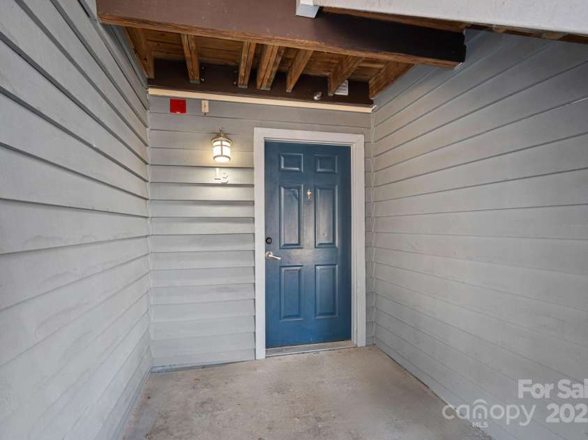 513 Graham Street, Charlotte, NC 28202.  MLS# CAR4255342, YatesRealty ID 17449. Front Door