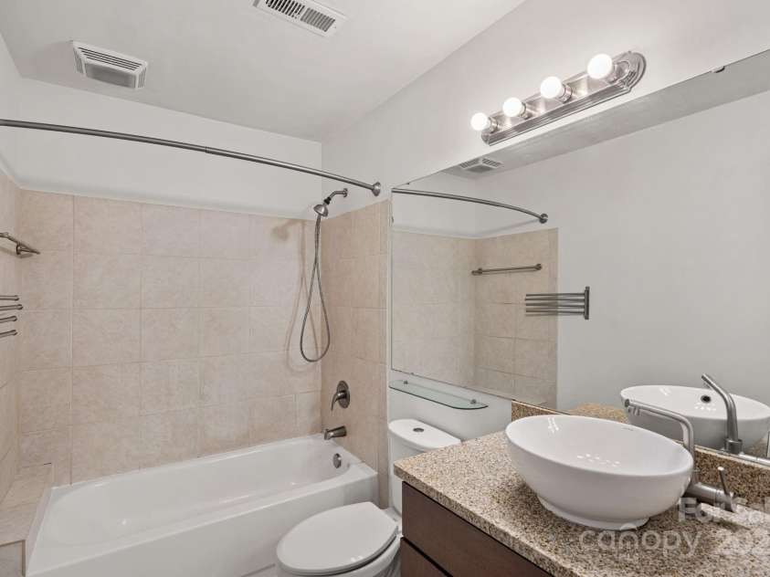 513 Graham Street, Charlotte, NC 28202.  MLS# CAR4255342, YatesRealty ID 17449. In-Suite Bath 1