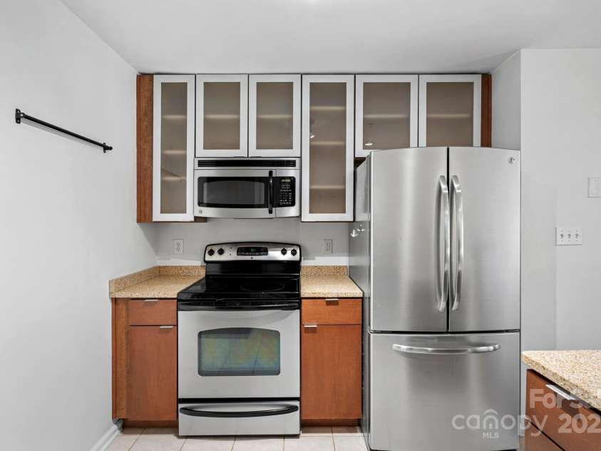 513 Graham Street, Charlotte, NC 28202.  MLS# CAR4255342, YatesRealty ID 17449. Kitchen