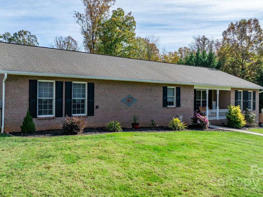 1246 Hillsboro Avenue, Hickory, NC 28602.  MLS# CAR4199854, YatesRealty ID 1745. 