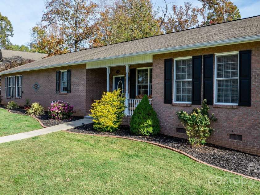 1246 Hillsboro Avenue, Hickory, NC 28602.  MLS# CAR4199854, YatesRealty ID 1745. 