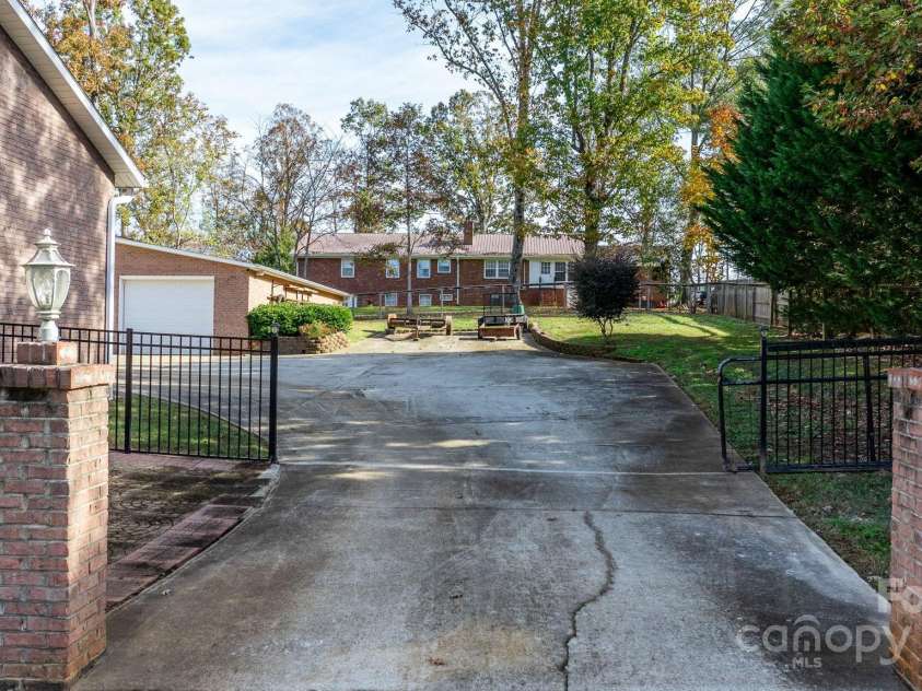 1246 Hillsboro Avenue, Hickory, NC 28602.  MLS# CAR4199854, YatesRealty ID 1745. 