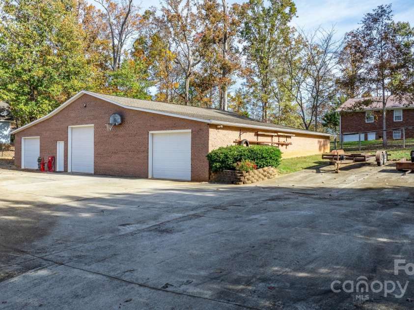 1246 Hillsboro Avenue, Hickory, NC 28602.  MLS# CAR4199854, YatesRealty ID 1745. 