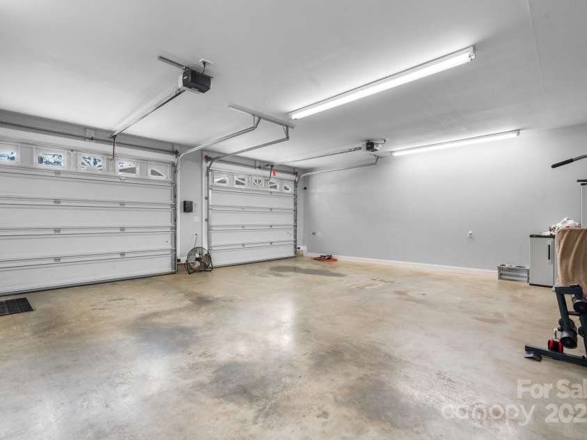 1246 Hillsboro Avenue, Hickory, NC 28602.  MLS# CAR4199854, YatesRealty ID 1745. Attached double garage