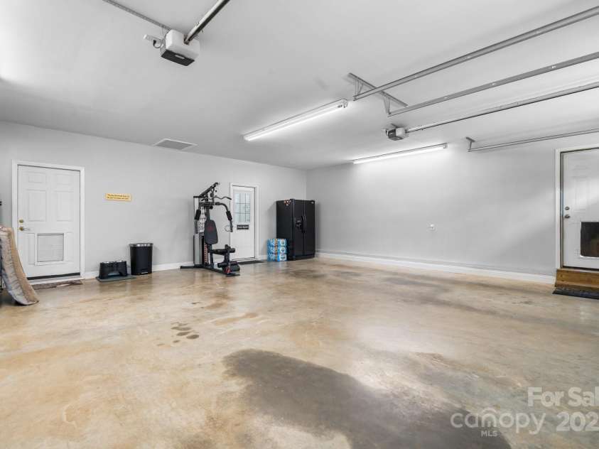 1246 Hillsboro Avenue, Hickory, NC 28602.  MLS# CAR4199854, YatesRealty ID 1745. Attached double garage