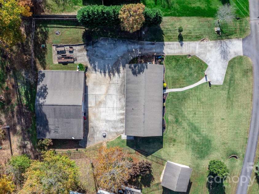 1246 Hillsboro Avenue, Hickory, NC 28602.  MLS# CAR4199854, YatesRealty ID 1745. Brick Ranch with 5 bay garages --- 2 attached 3 detached Brick garage.