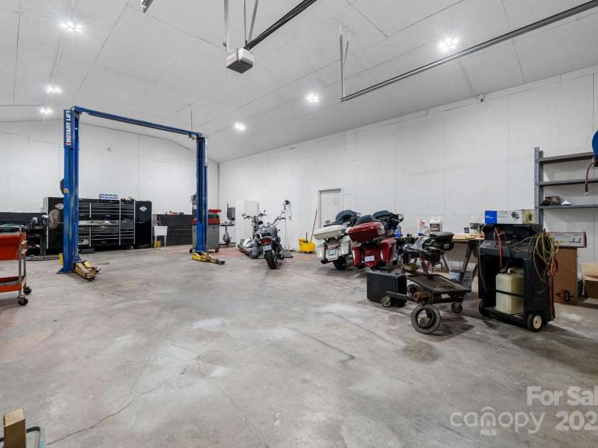 1246 Hillsboro Avenue, Hickory, NC 28602.  MLS# CAR4199854, YatesRealty ID 1745. Detached 3 bay garage - partially heated.