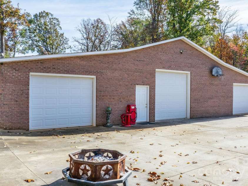 1246 Hillsboro Avenue, Hickory, NC 28602.  MLS# CAR4199854, YatesRealty ID 1745. Detached Brick Garage - HELLO are you ready to see more? Do I have your attention now?